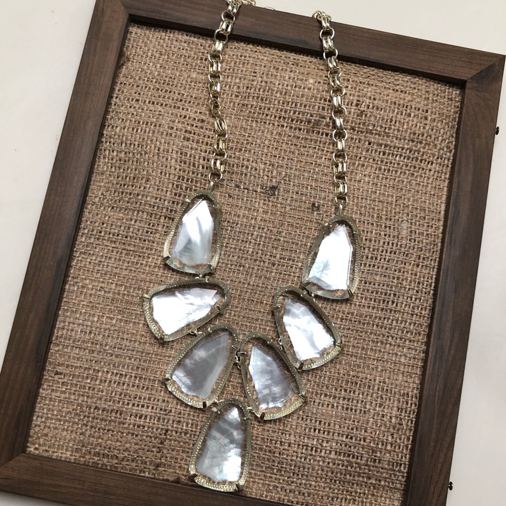 Suspended pearl Harlow Kendra Scott necklace